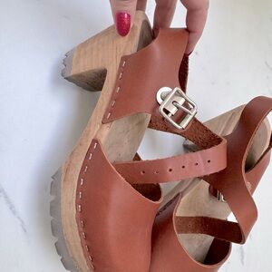 Clogs. 100% leather. Adjustable buckle. Swedish brand